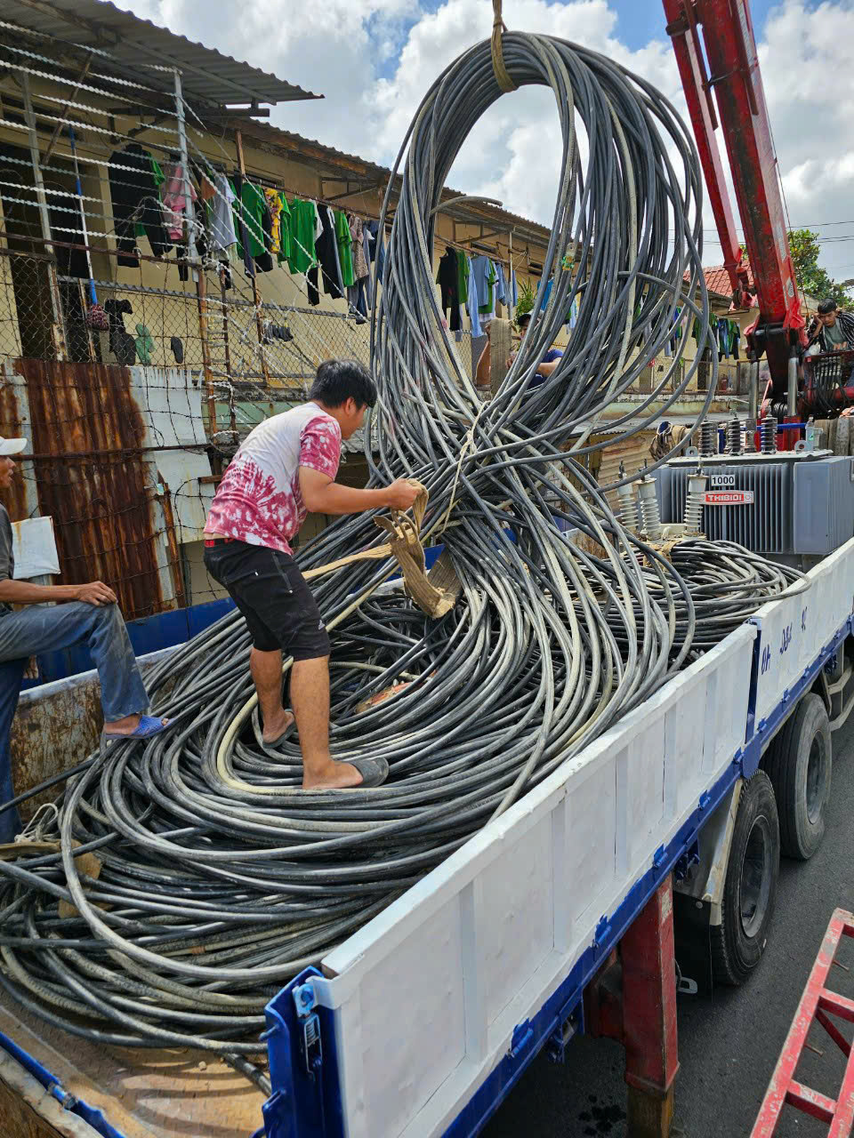 thu mua dây điện cũ tận nơi bằng xe tải chuyên dụng