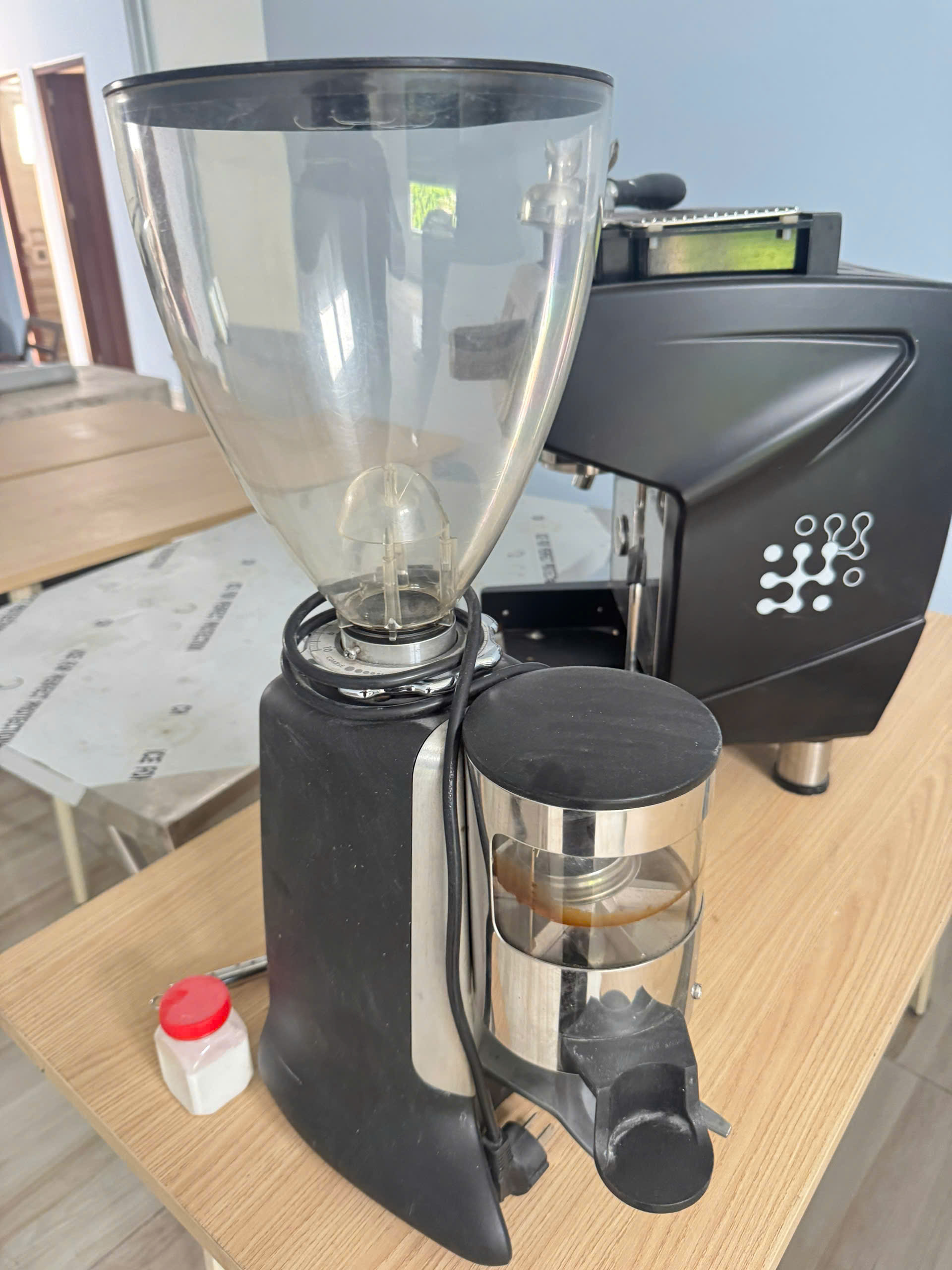 Hình ảnh thu mua máy xay cafe cũ tại quán cafe ở quận 7