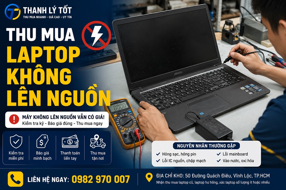 Nhân viên kiểm tra và thu mua laptop không lên nguồn