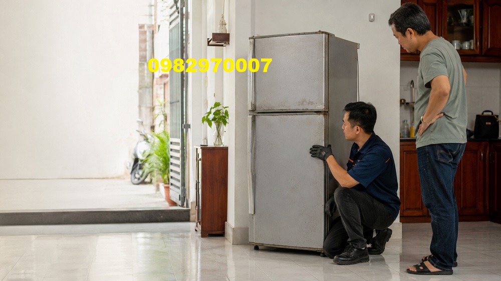 kiểm tra tình trạng tủ lạnh trước khi chốt giá thu mua